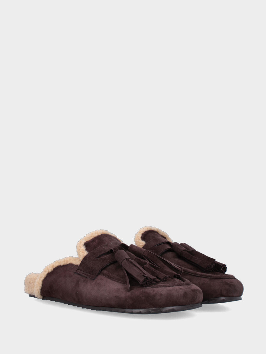 Sabot in camoscio testa di moro con nappine e fodera in lana