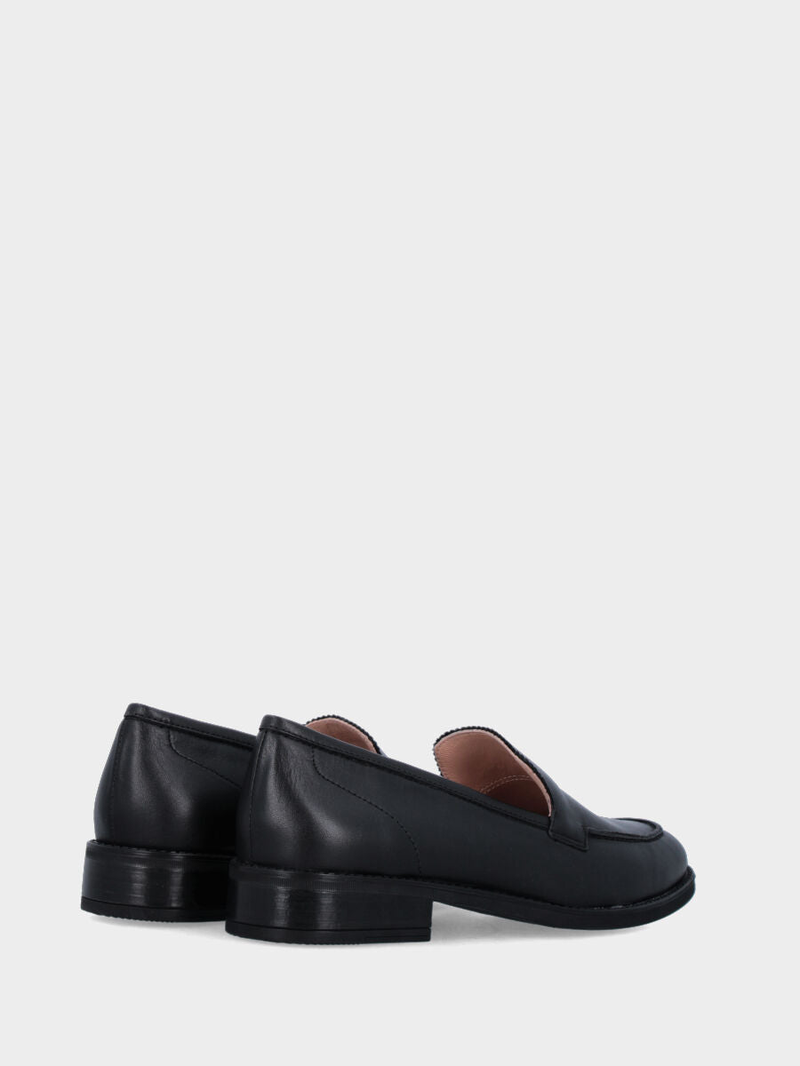 Mocassin en veau noir avec plateau festonné et talon bas