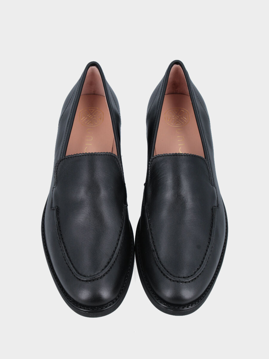 Mocassino in vitello nero con vaschetta frastagliata e tacco basso