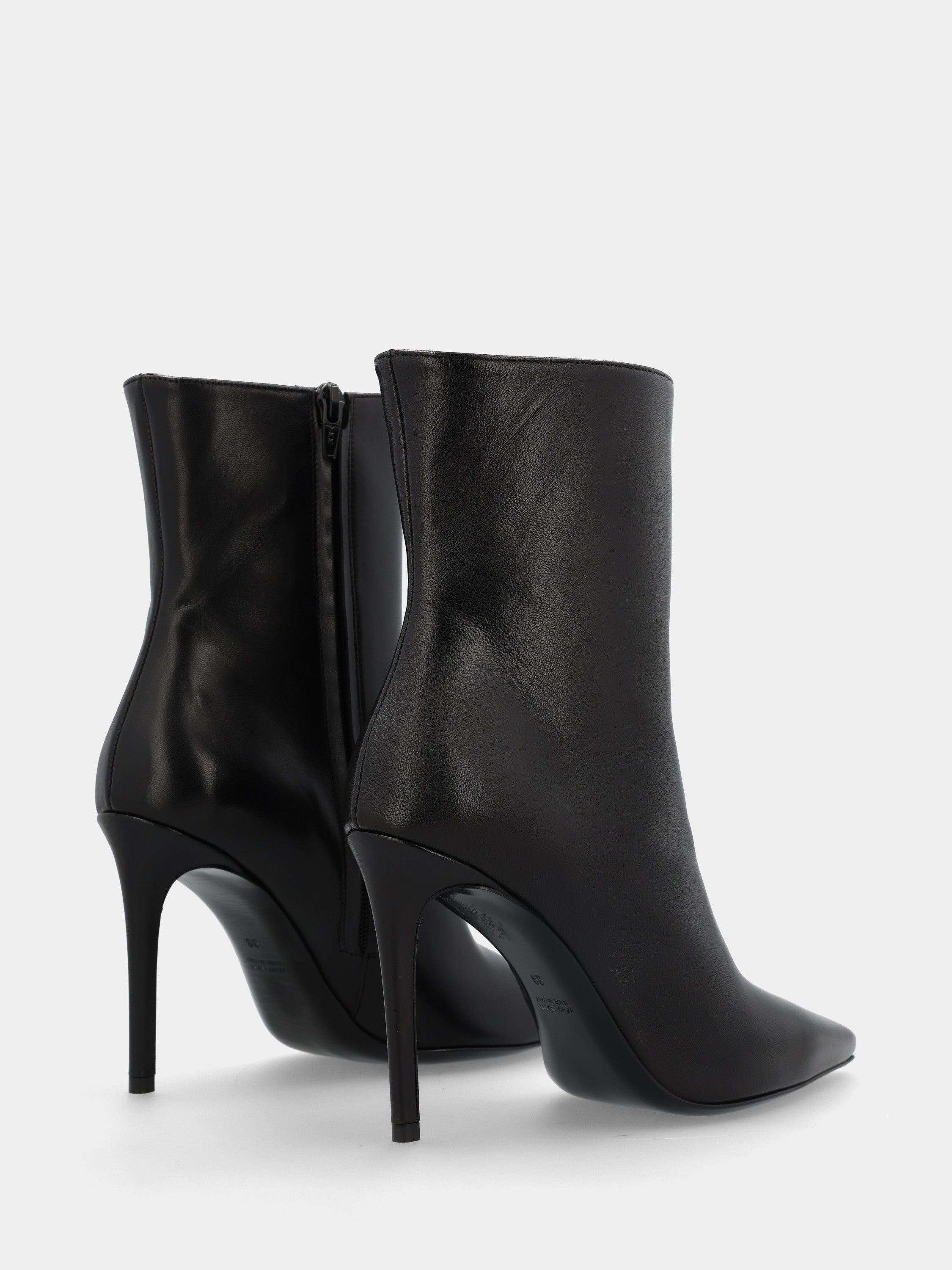 Stivaletto in nappa nero con tacco stiletto 100mm a coda e punta sfilata