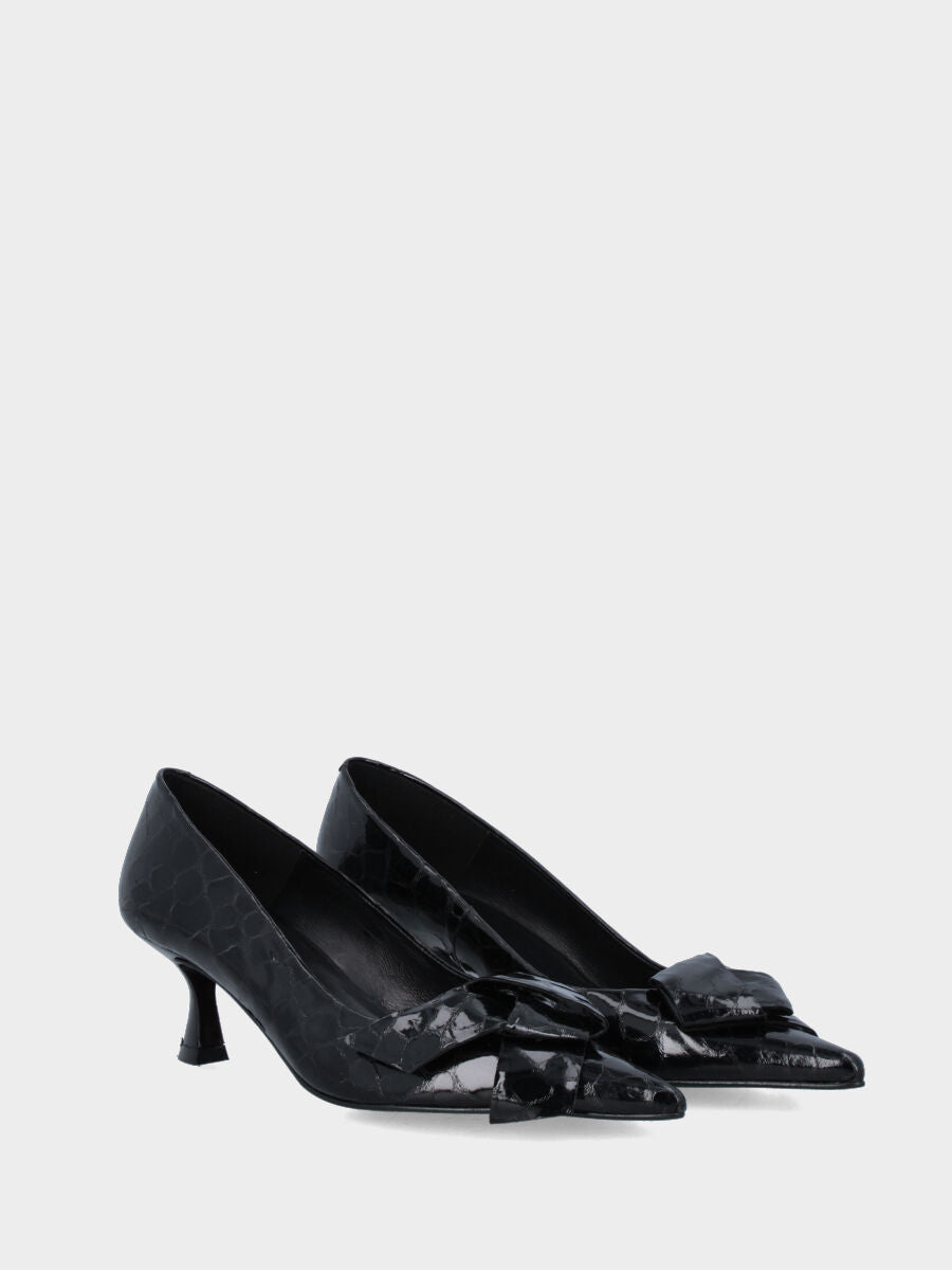 Décolleté in vitello abrasivato nero con stampa coccodrillo e fiocco sullo scollo