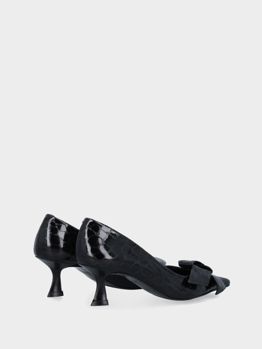 Décolleté in vitello abrasivato nero con stampa coccodrillo e fiocco sullo scollo