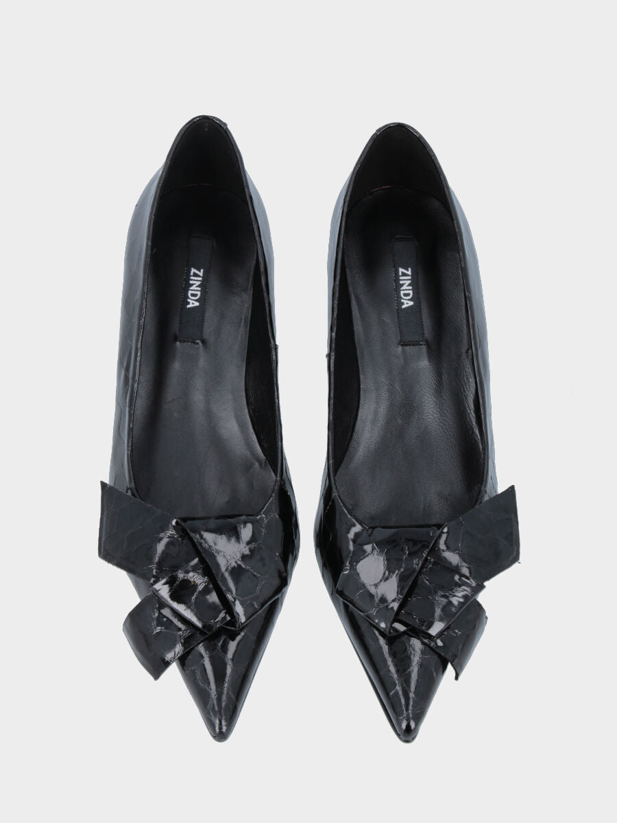 Décolleté in vitello abrasivato nero con stampa coccodrillo e fiocco sullo scollo