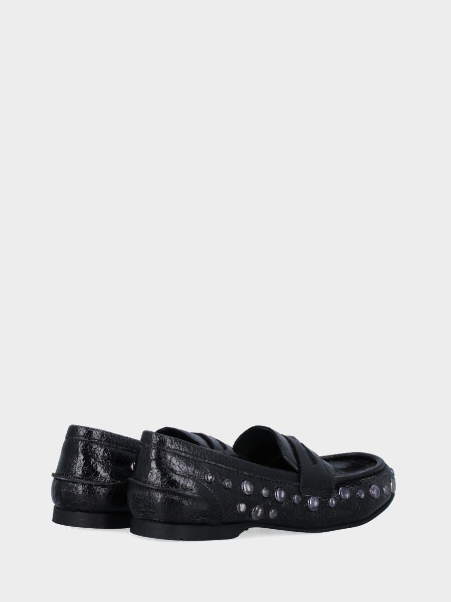 Mocassino in vernice craccata nera con borchiette