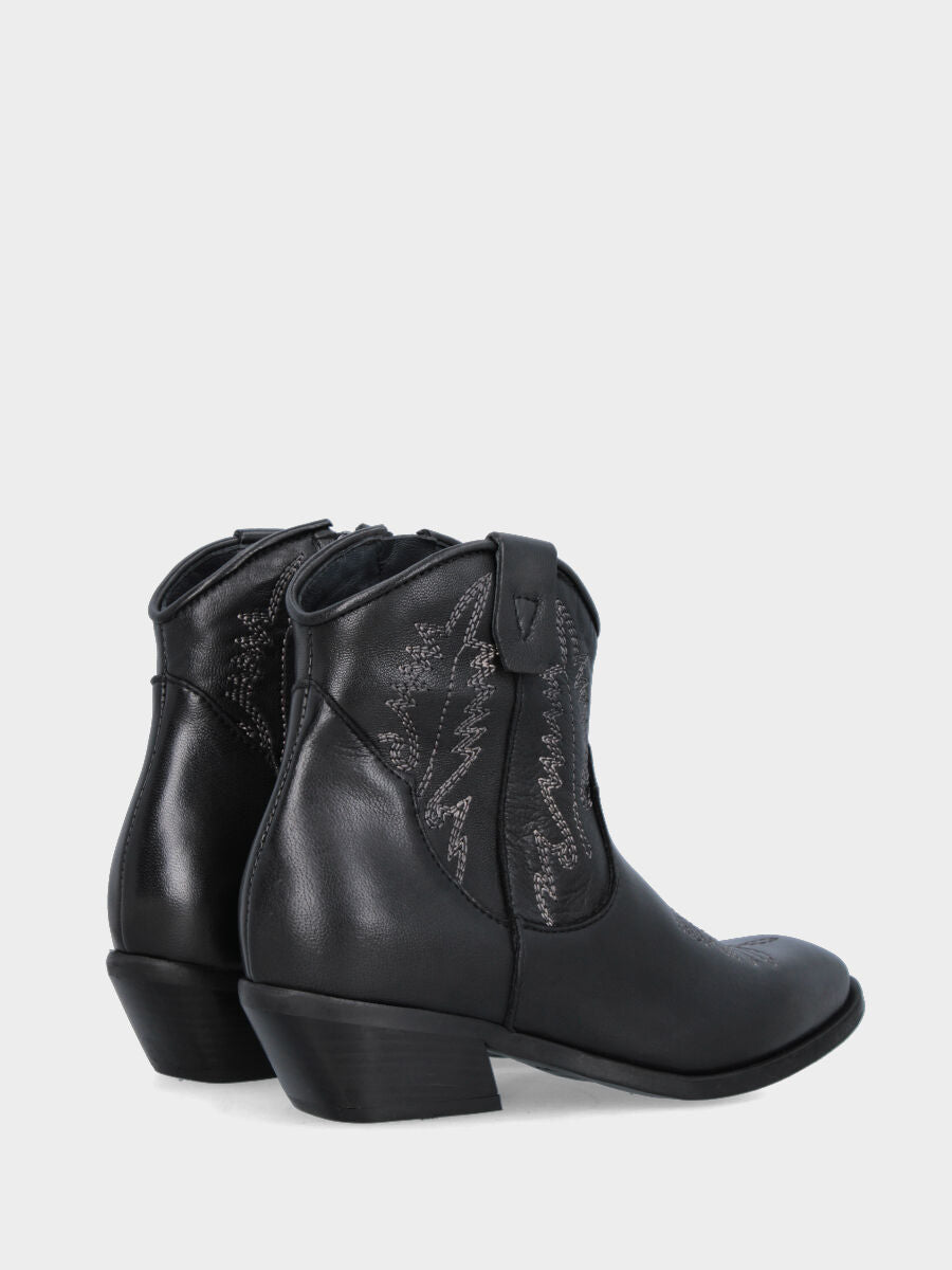Stivaletto camperos in vitello nero on ricami artigianali
