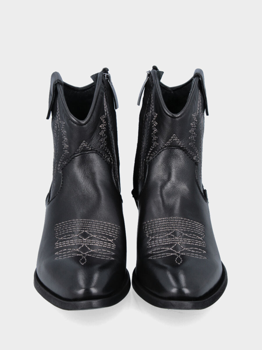 Stivaletto camperos in vitello nero on ricami artigianali