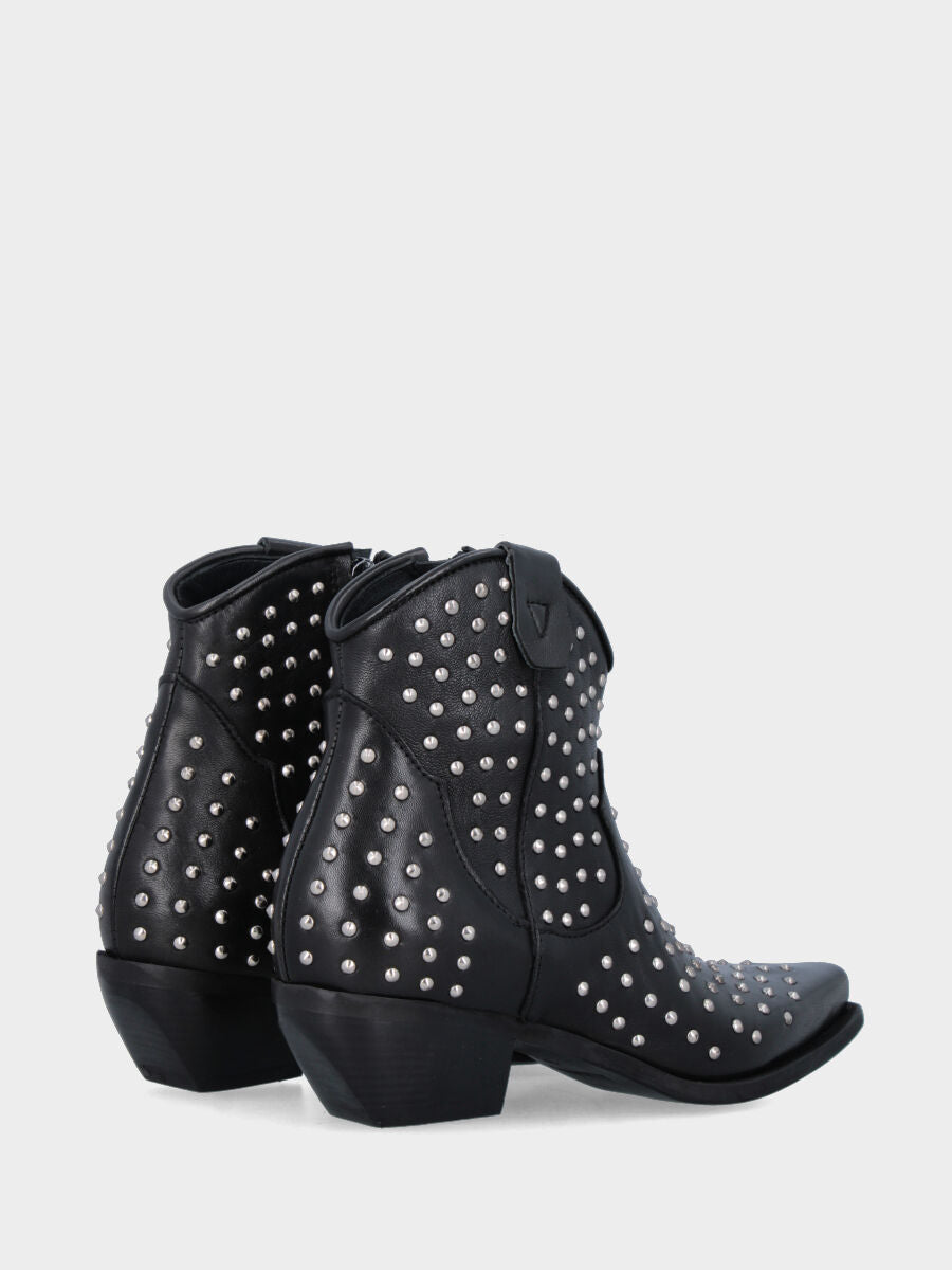 Stivaletto camperos in vitello nero con borchiette metalliche