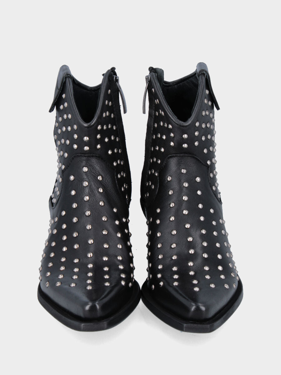 Stivaletto camperos in vitello nero con borchiette metalliche