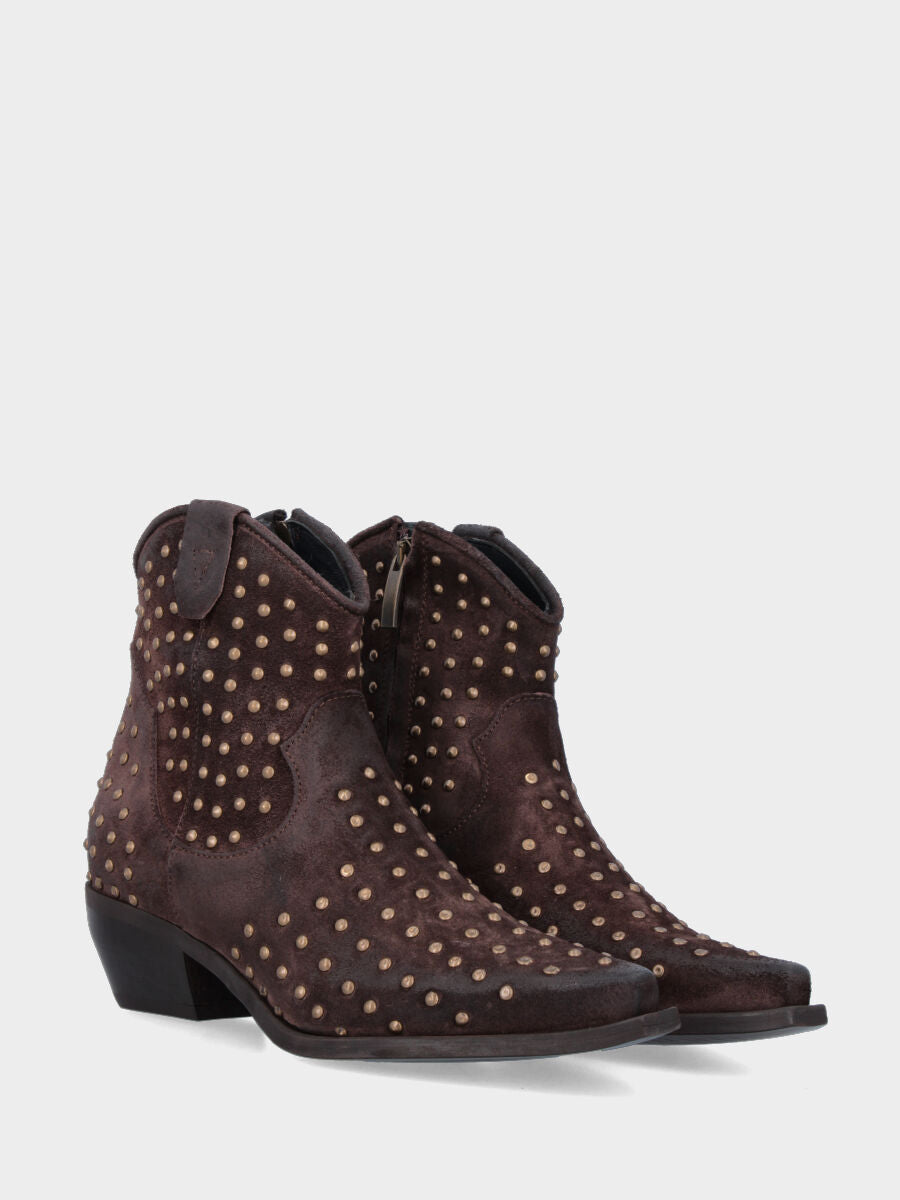 Stivaletto camperos in camoscio testa di moro con borchiette metalliche