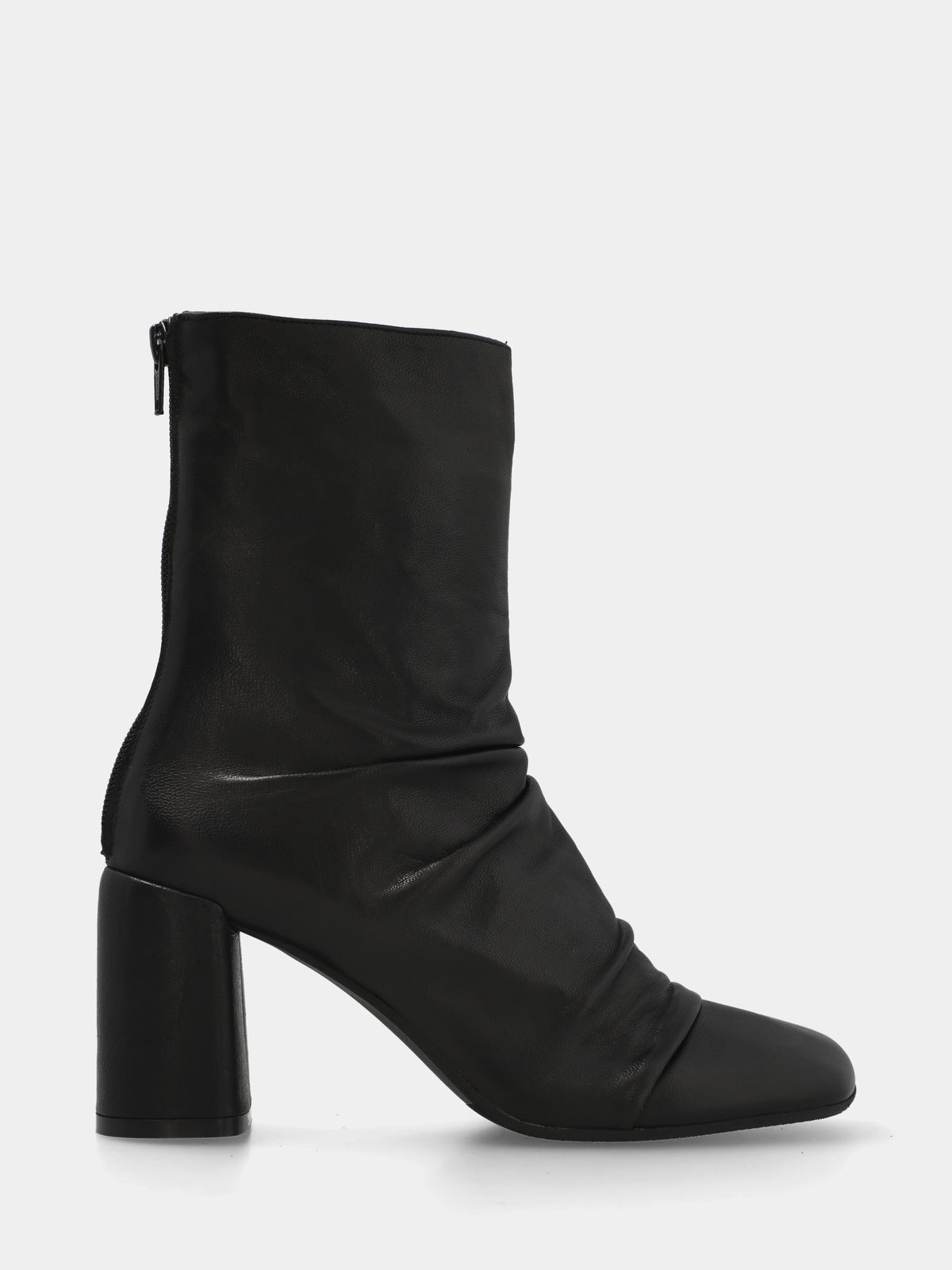 Stivaletto in capra nera con goffrature sul collo