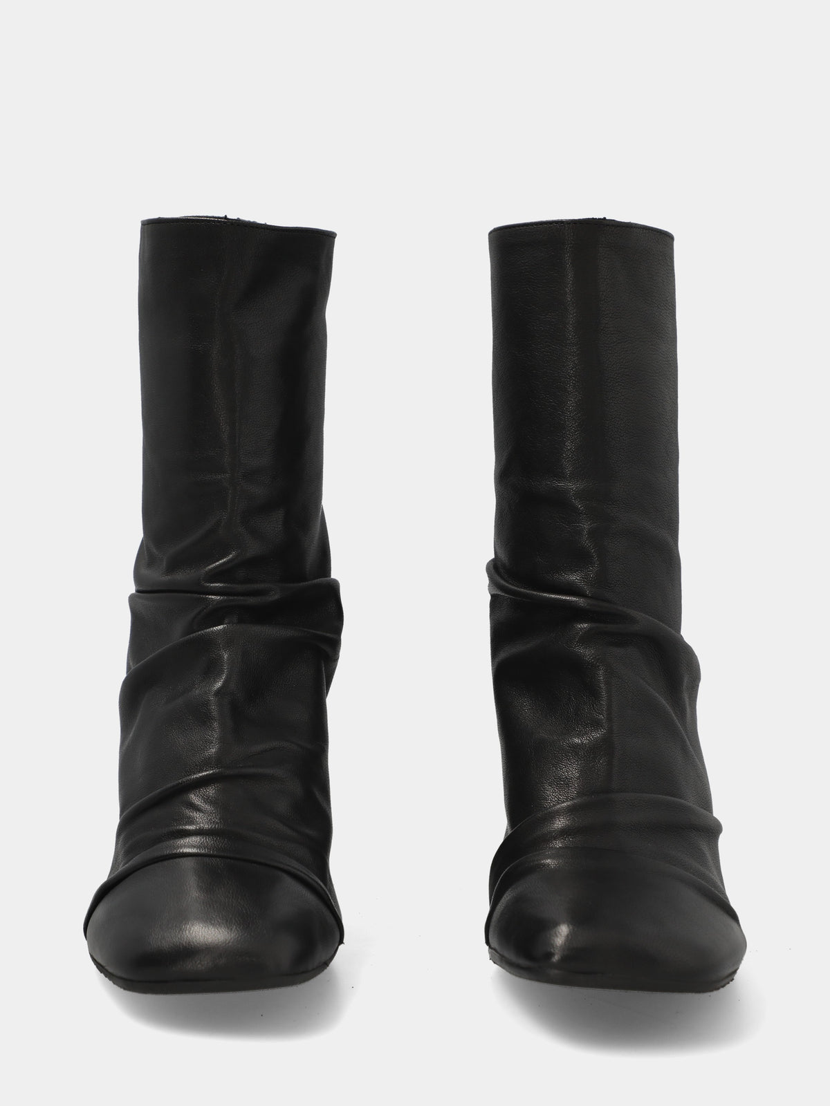 Stivaletto in capra nera con goffrature sul collo