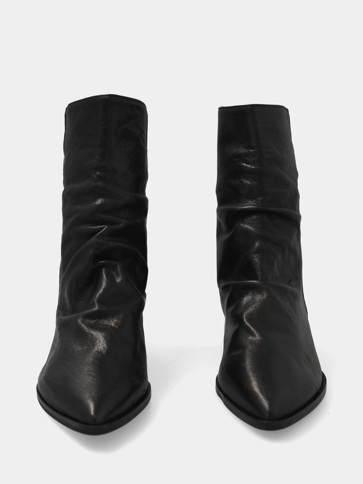 Stivaletto in capra nera con goffratura al collo