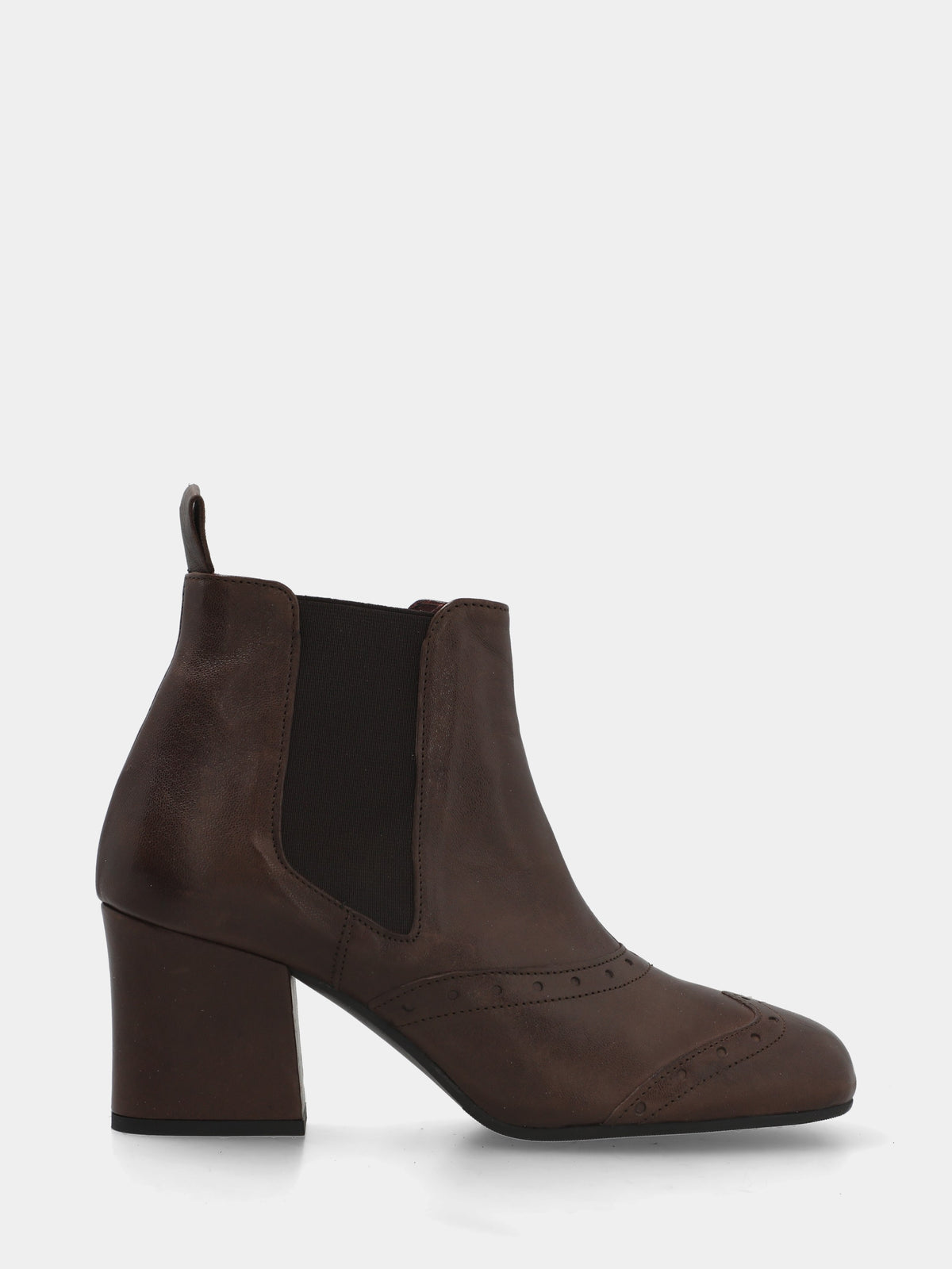 Stivaletto in vitello marrone con bucherellature