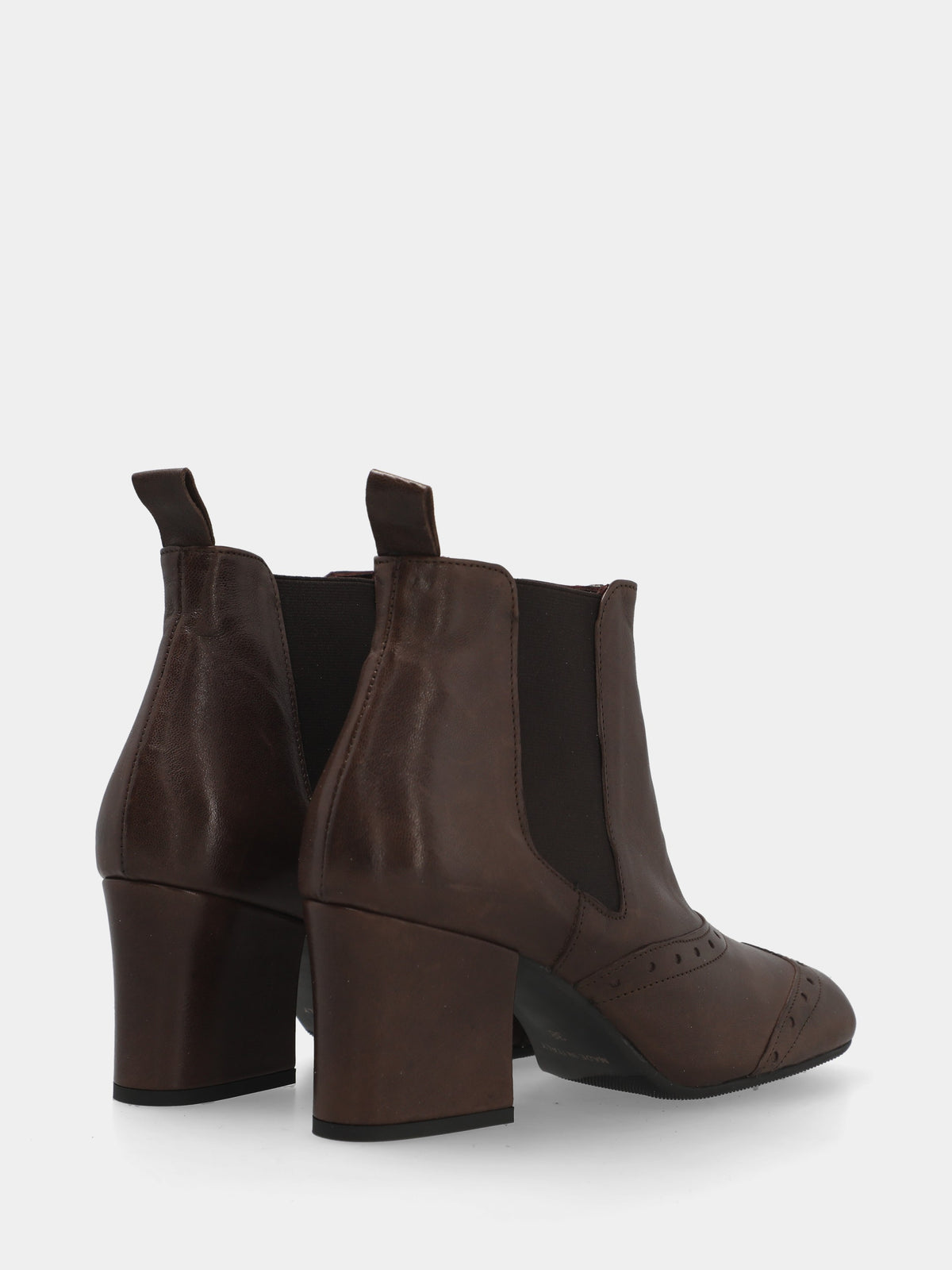 Stivaletto in vitello marrone con bucherellature