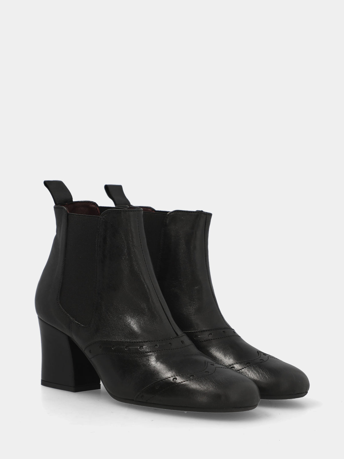 Stivaletto in vitello nero con bucherellature