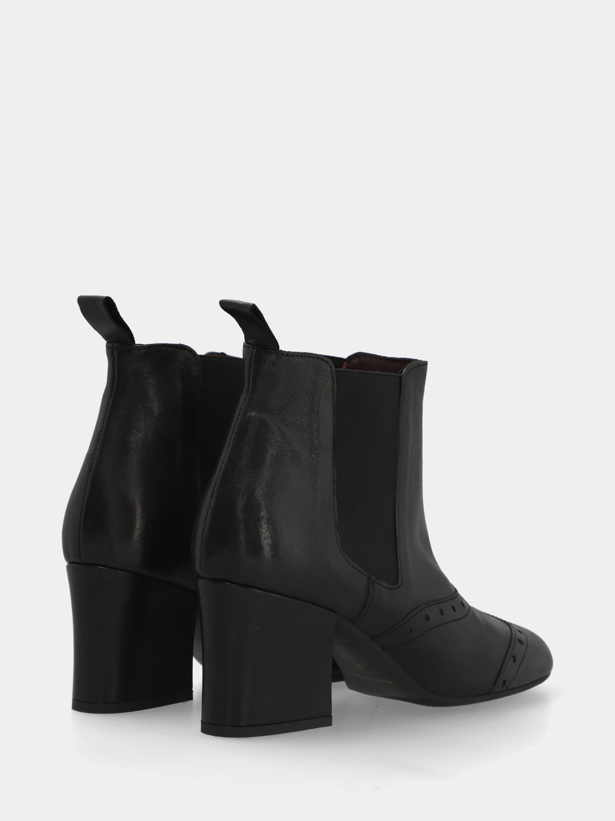 Stivaletto in vitello nero con bucherellature