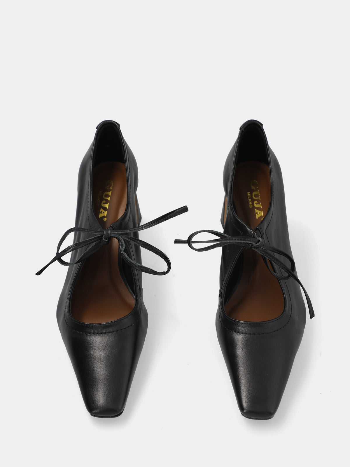Décolleté in vitello nero con punta quadrata