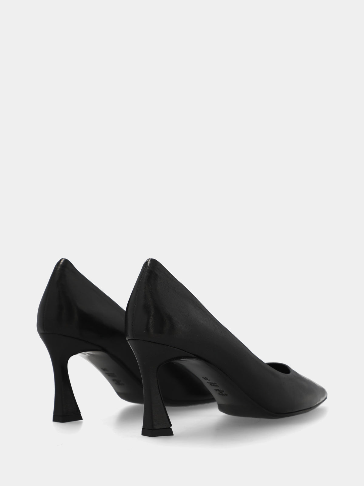 Décolleté in vitello nero con tacco a coda