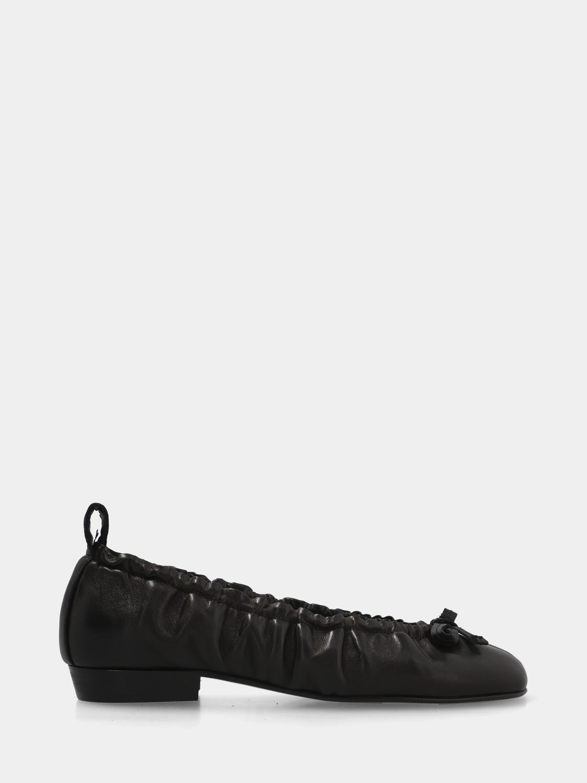 Ballerina in nappa nera con tomaia arricciata