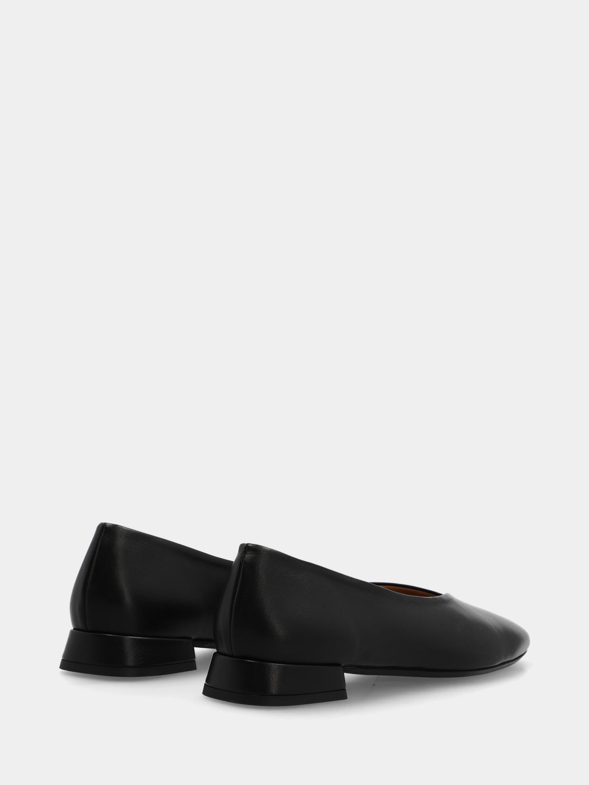 Décolleté in nappa nera con punta quadrata