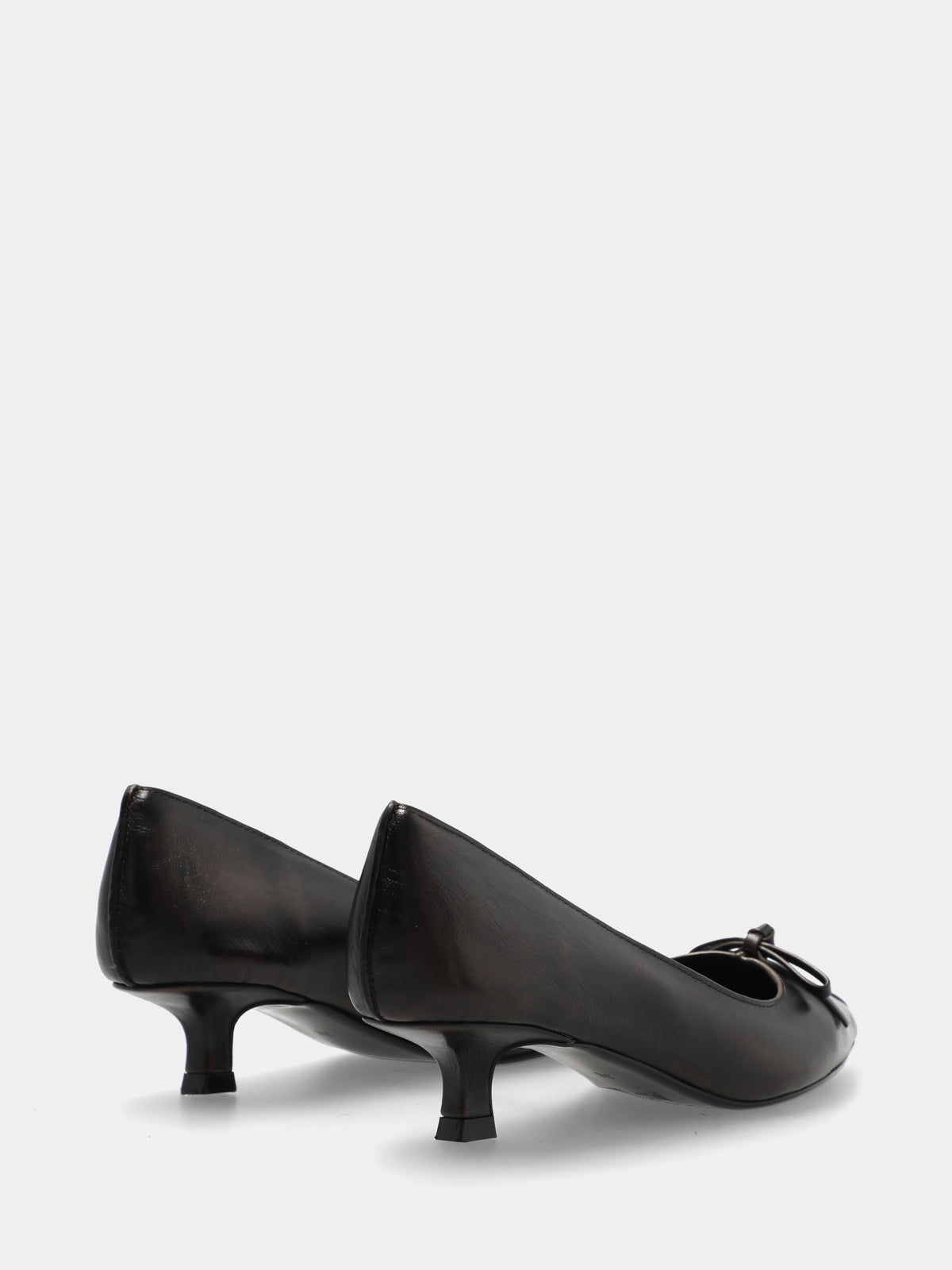 Décolleté in suede testa di moro con fiocchetto