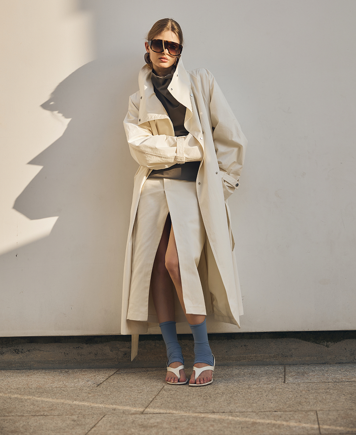 Modella con trench e sandali Guja