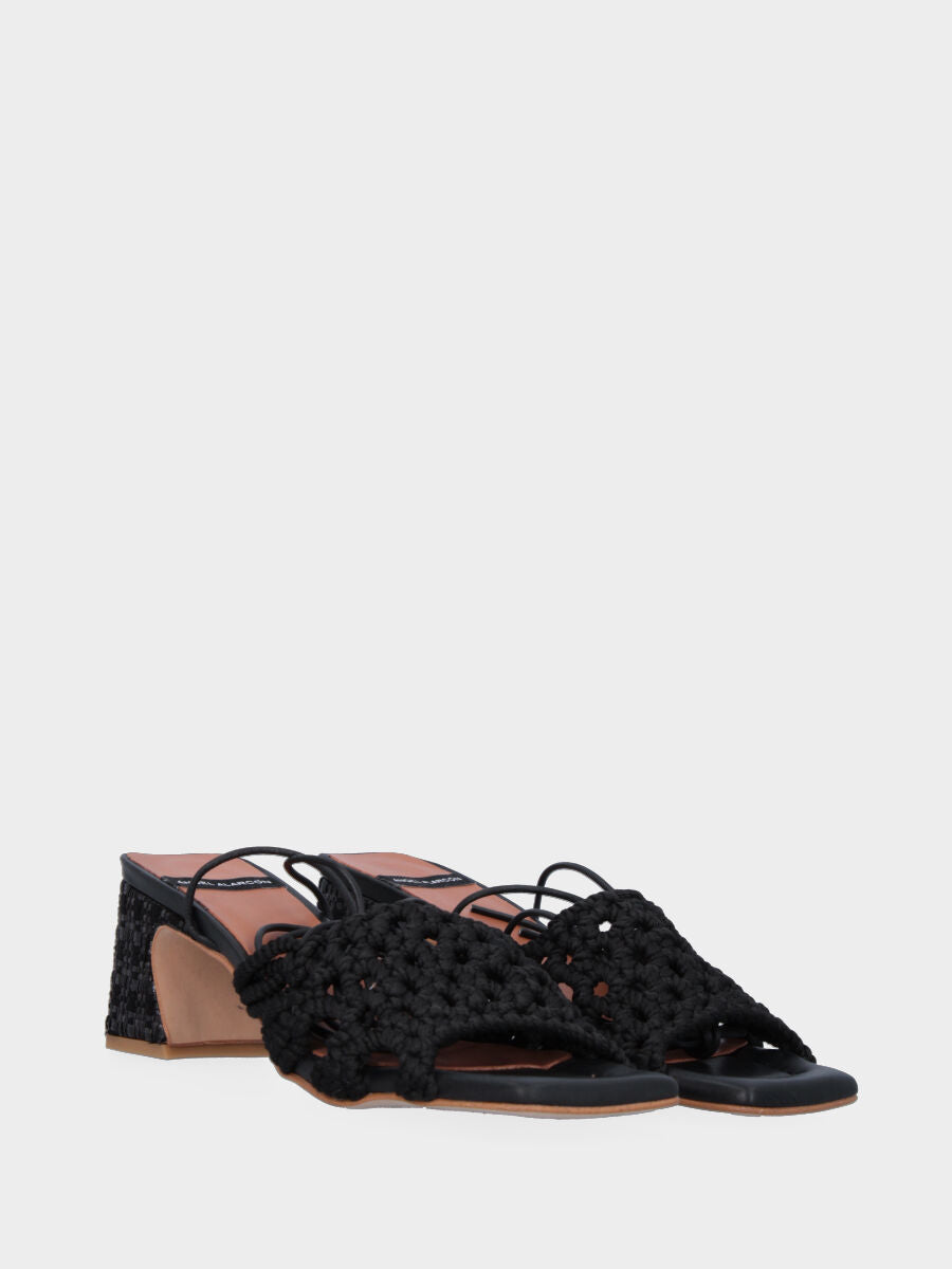 Sandalo nero in tessuto con fascia intrecciata