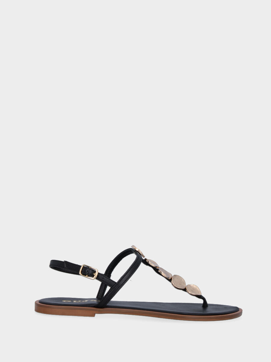 Sandale noire en cuir avec boutons métalliques
