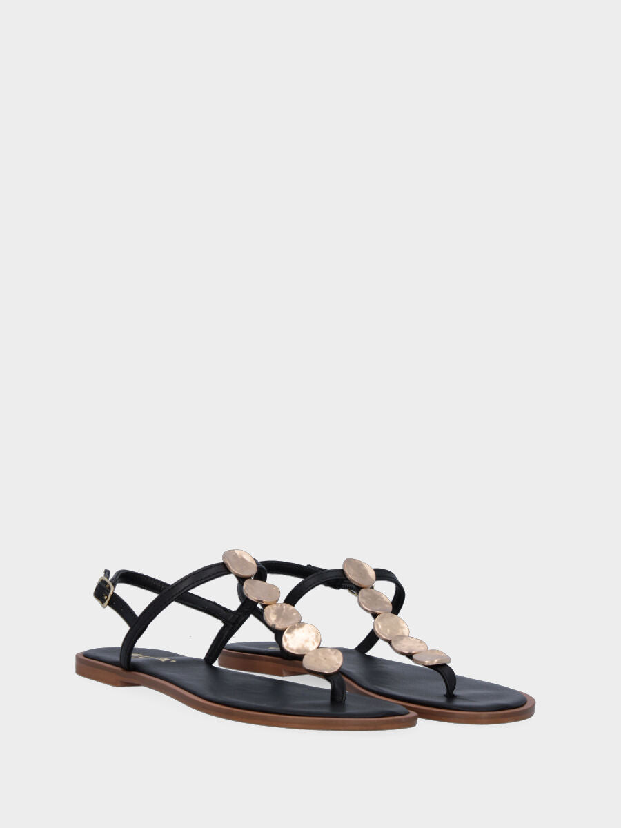 Sandale noire en cuir avec boutons métalliques