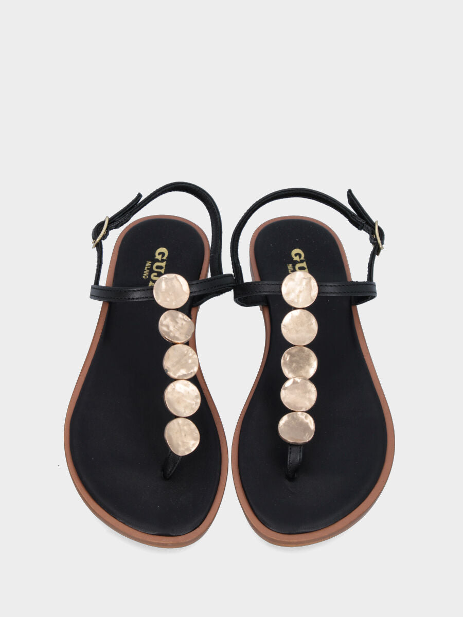 Sandale noire en cuir avec boutons métalliques