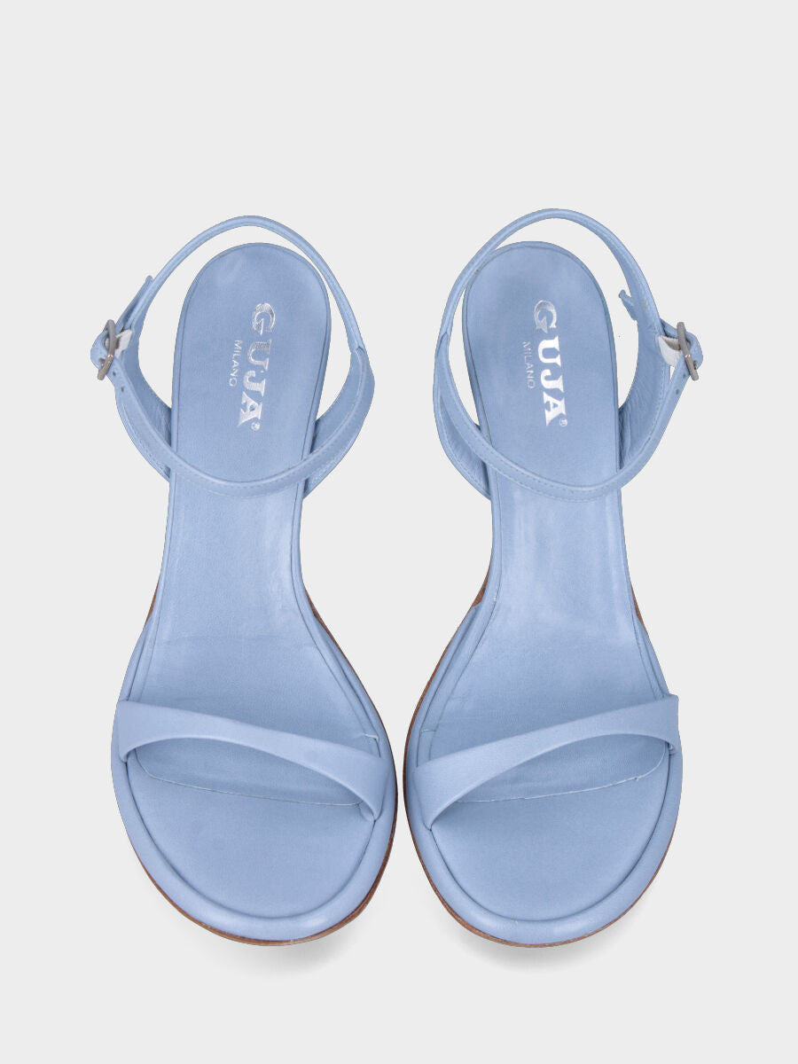 Sandale à talon bleu ciel en cuir avec bride sous le pied
