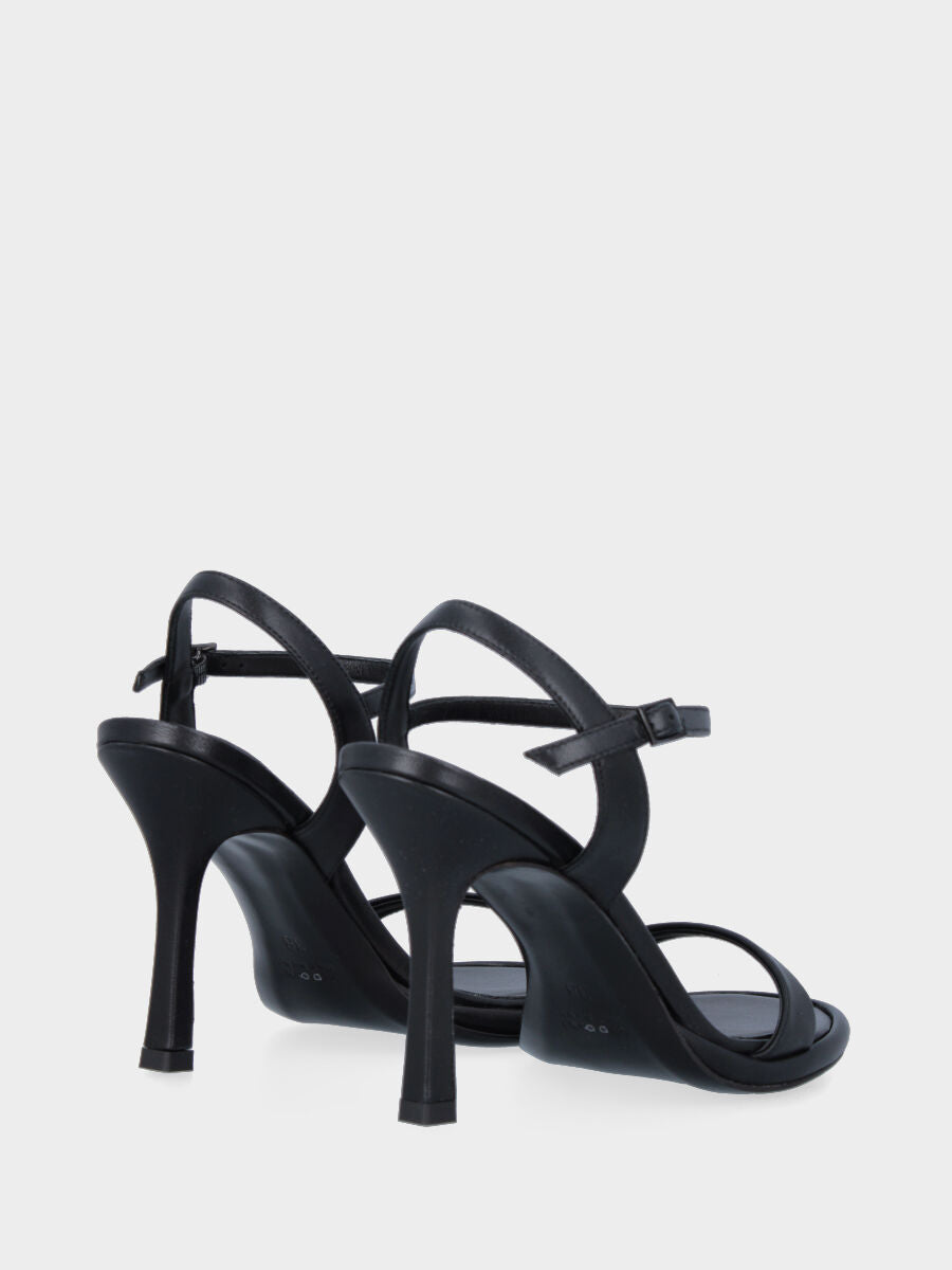 Sandalo con tacco nero in pelle con fascetta in pianta