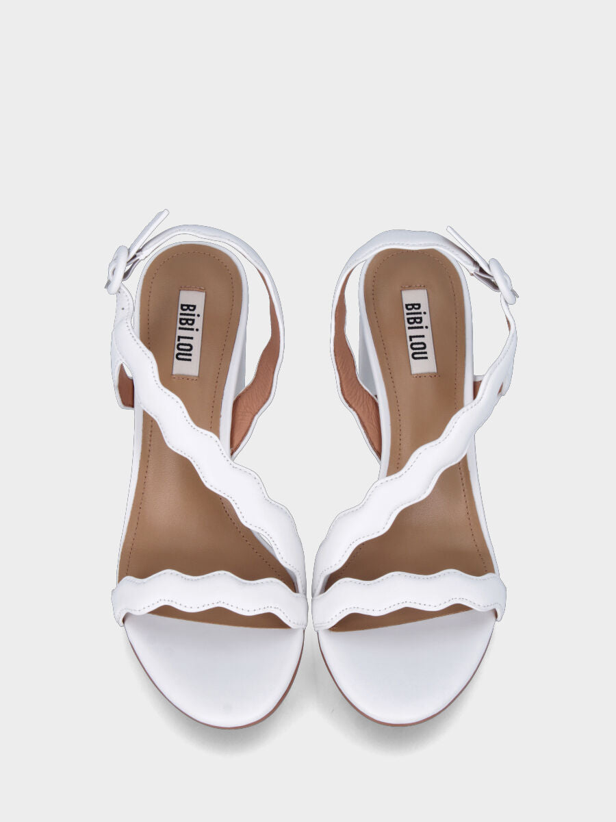 Sandalo con tacco bianco in pelle con fasce ondulate