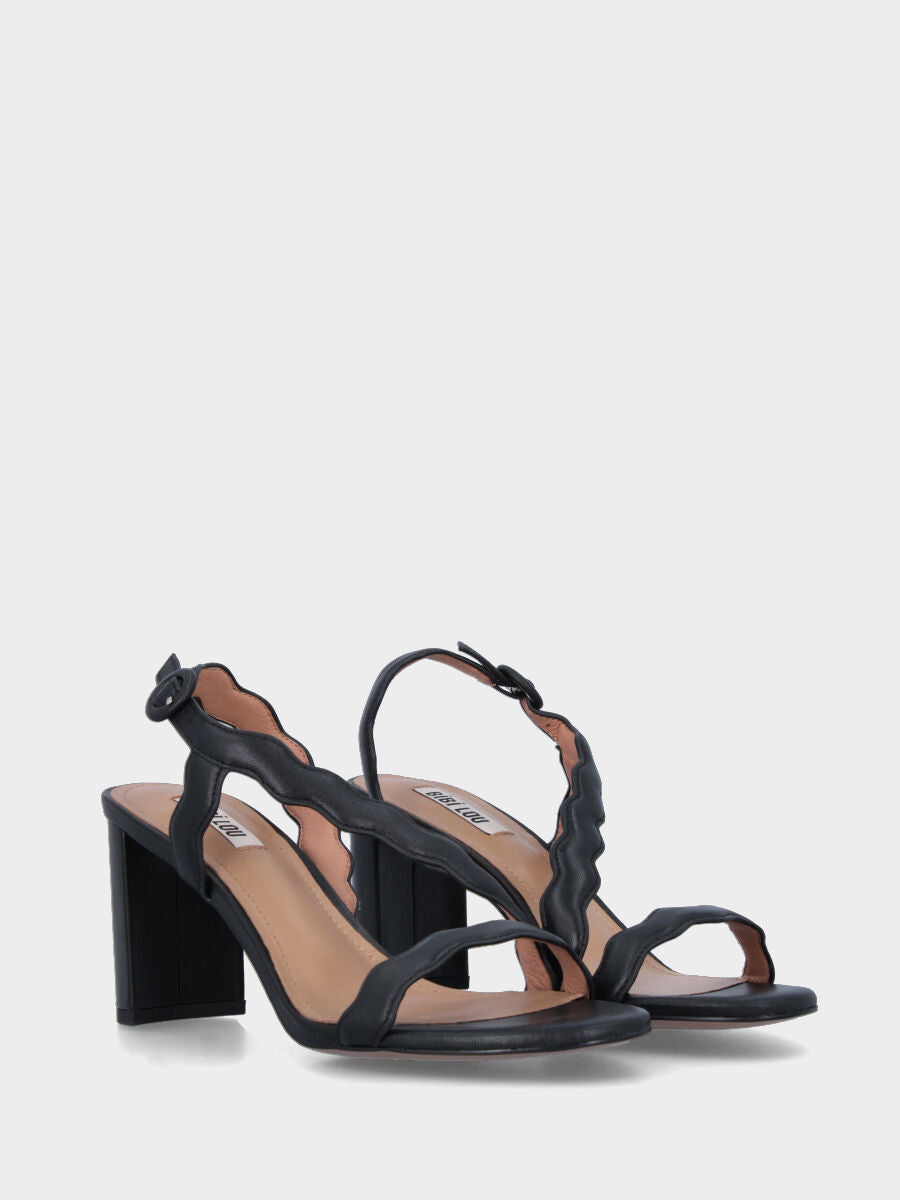 Sandalo con tacco nero in pelle con fasce ondulate