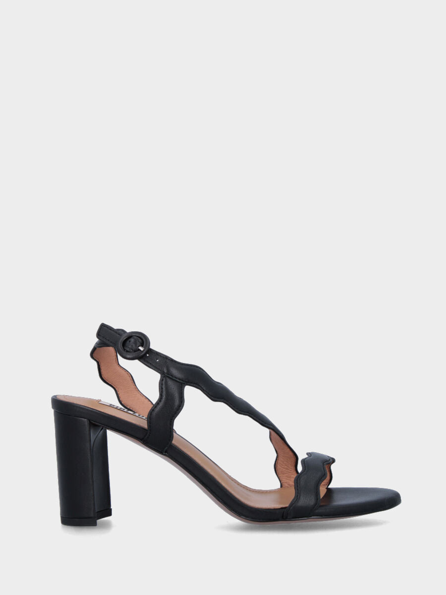 Sandalo con tacco nero in pelle con fasce ondulate
