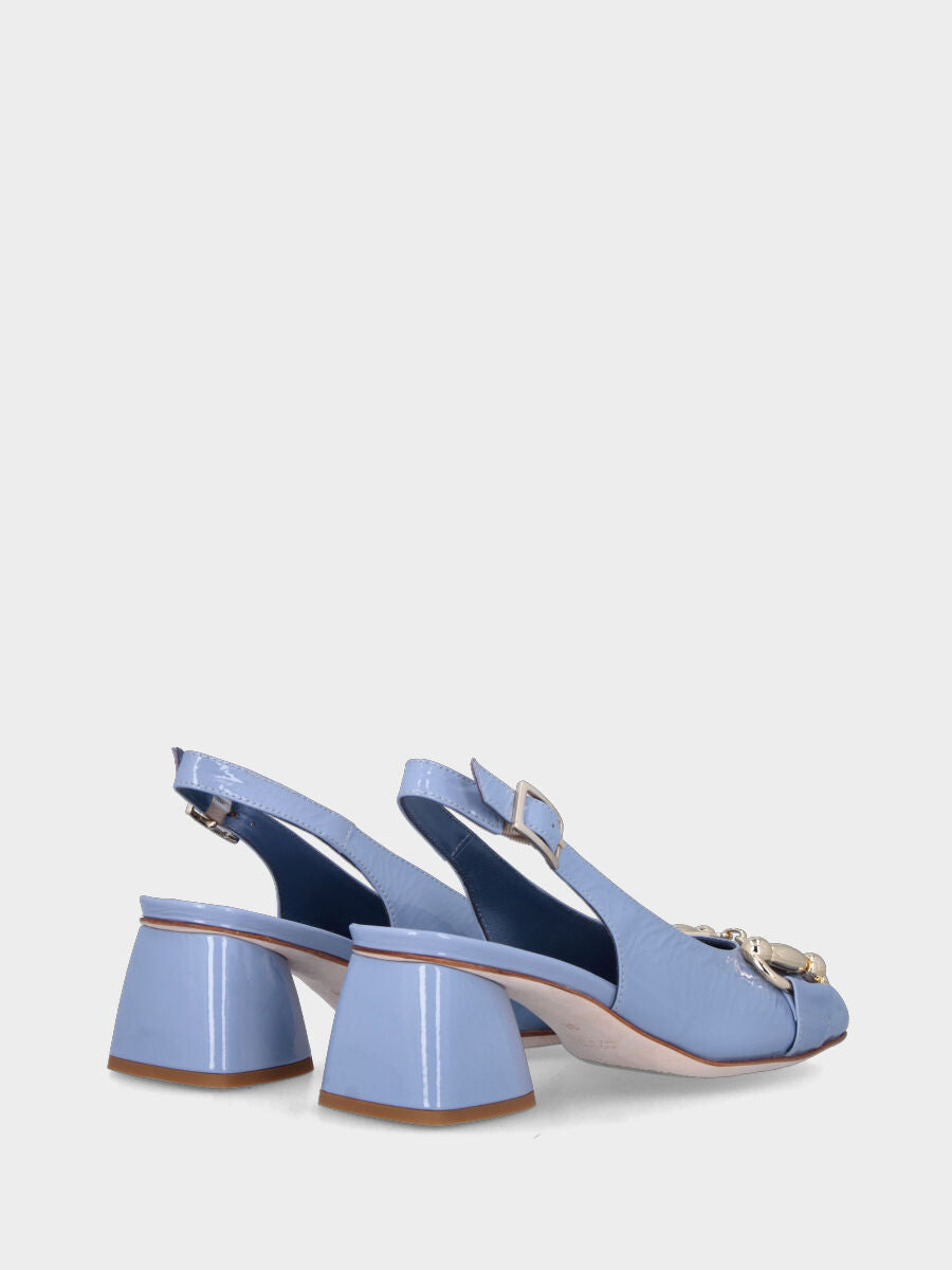 Escarpins céleste en cuir verni modèle slingback avec morsetto métallique