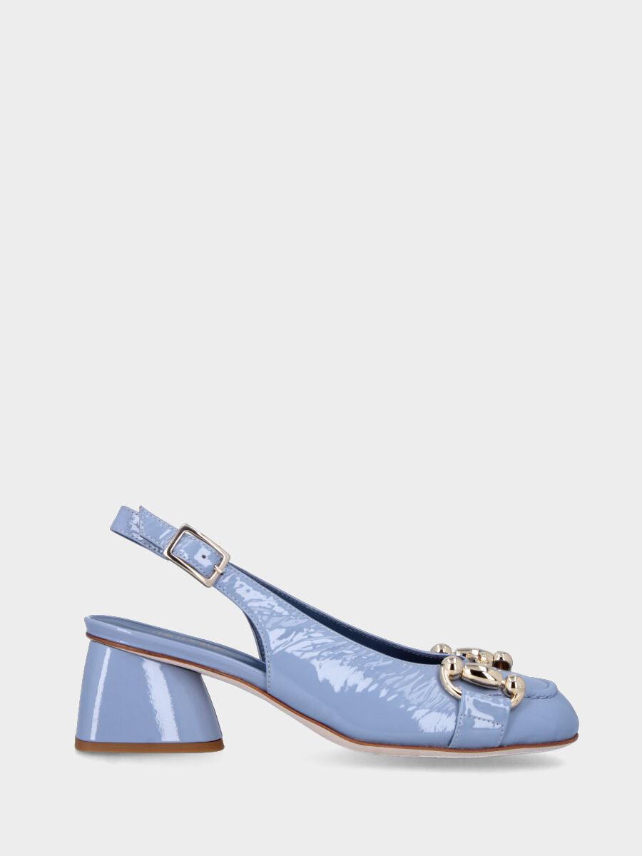 Escarpins céleste en cuir verni modèle slingback avec morsetto métallique