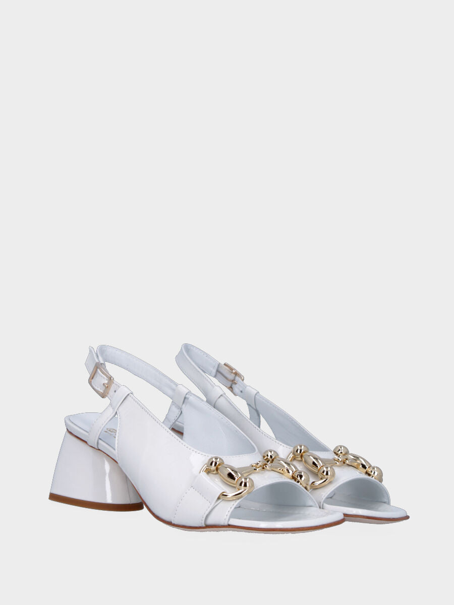Sandalo slingback bianco in pelle lucida con morsetto metallico