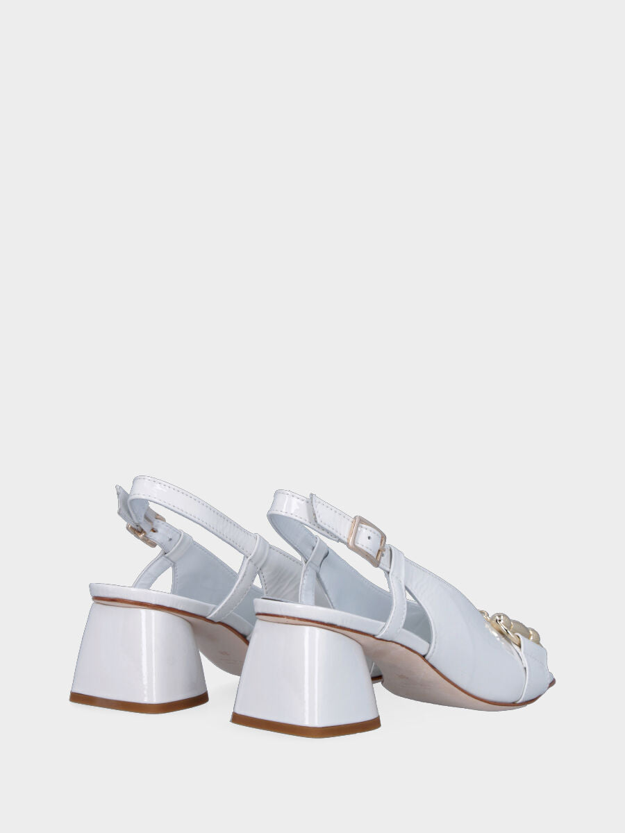 Sandalo slingback bianco in pelle lucida con morsetto metallico