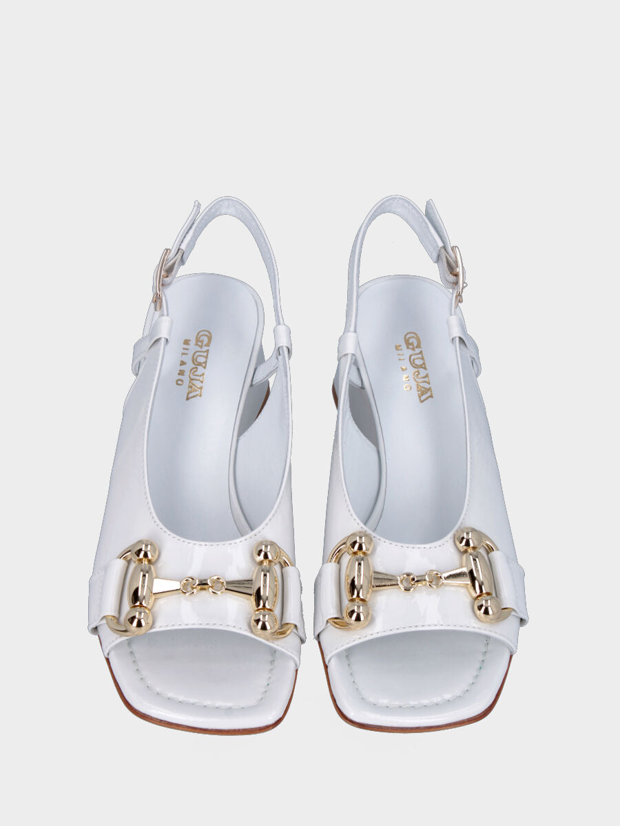 Sandalo slingback bianco in pelle lucida con morsetto metallico