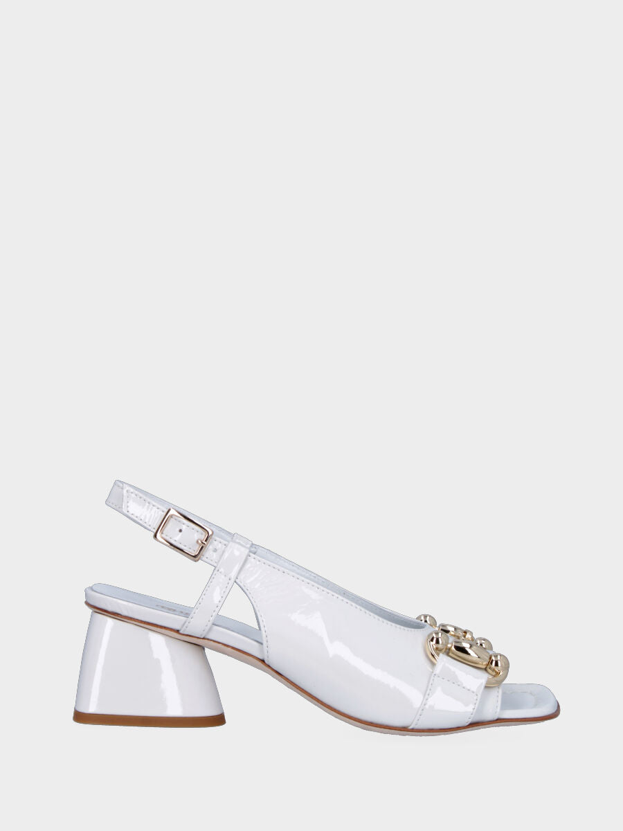 Sandalo slingback bianco in pelle lucida con morsetto metallico