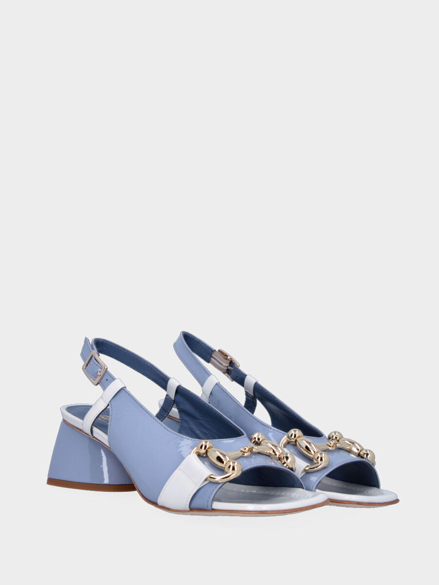 Sandalo slingback celeste in pelle lucida con morsetto metallico