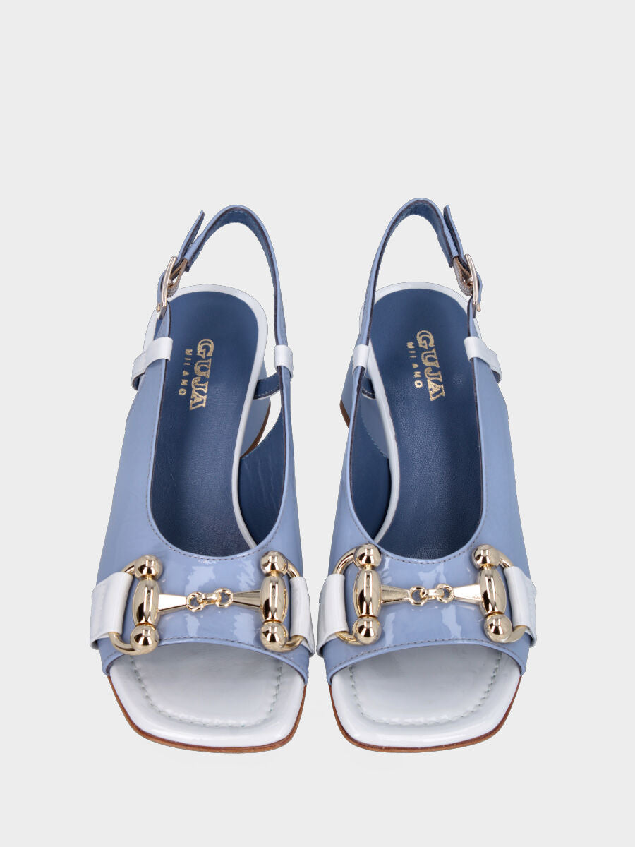 Sandalo slingback celeste in pelle lucida con morsetto metallico