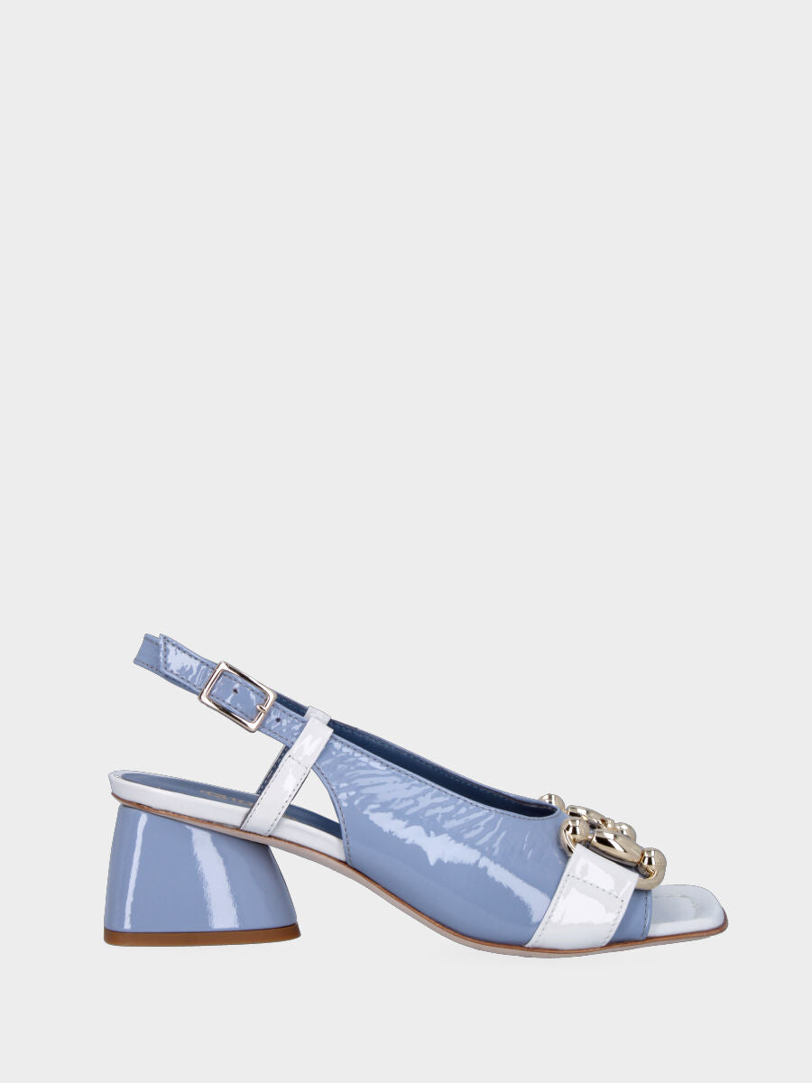 Sandalo slingback celeste in pelle lucida con morsetto metallico