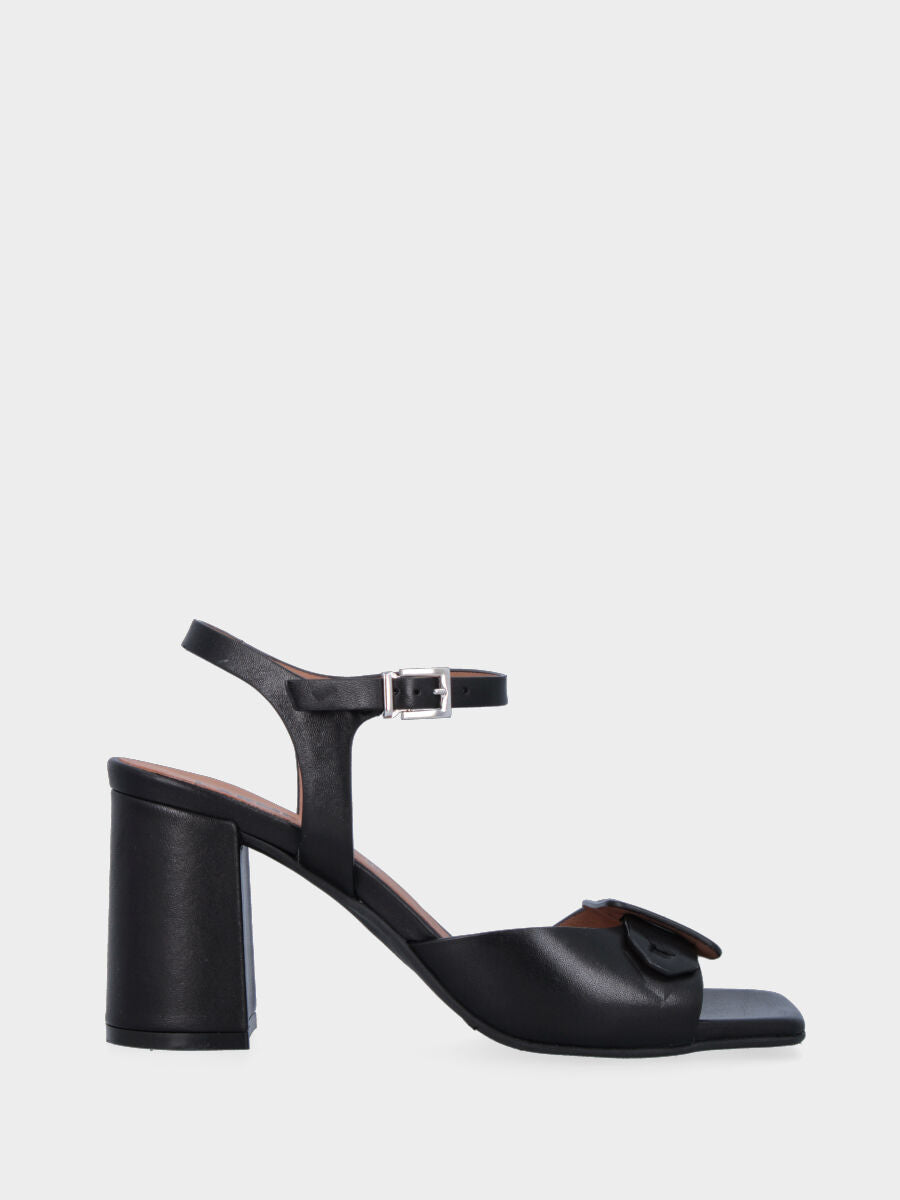 Sandalo nero in pelle con fascia a cintura