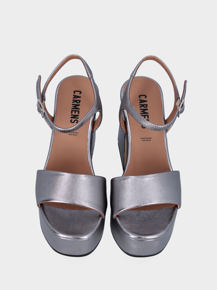 Gray laminated sandal with platform