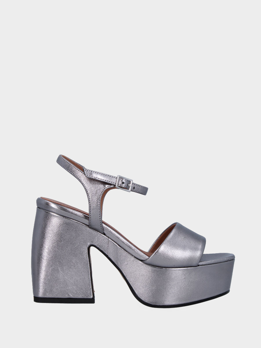 Gray laminated sandal with platform