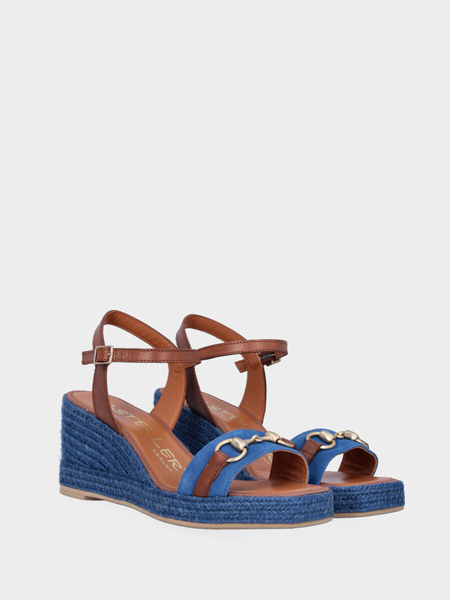 Sandalo blu e marrone in pelle con morsetto metallico e zeppa in corda