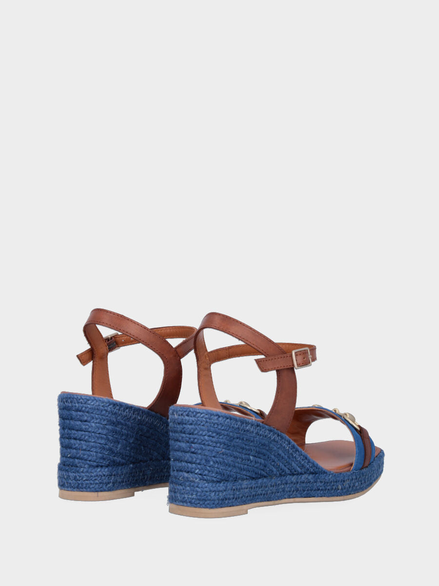Sandalo blu e marrone in pelle con morsetto metallico e zeppa in corda