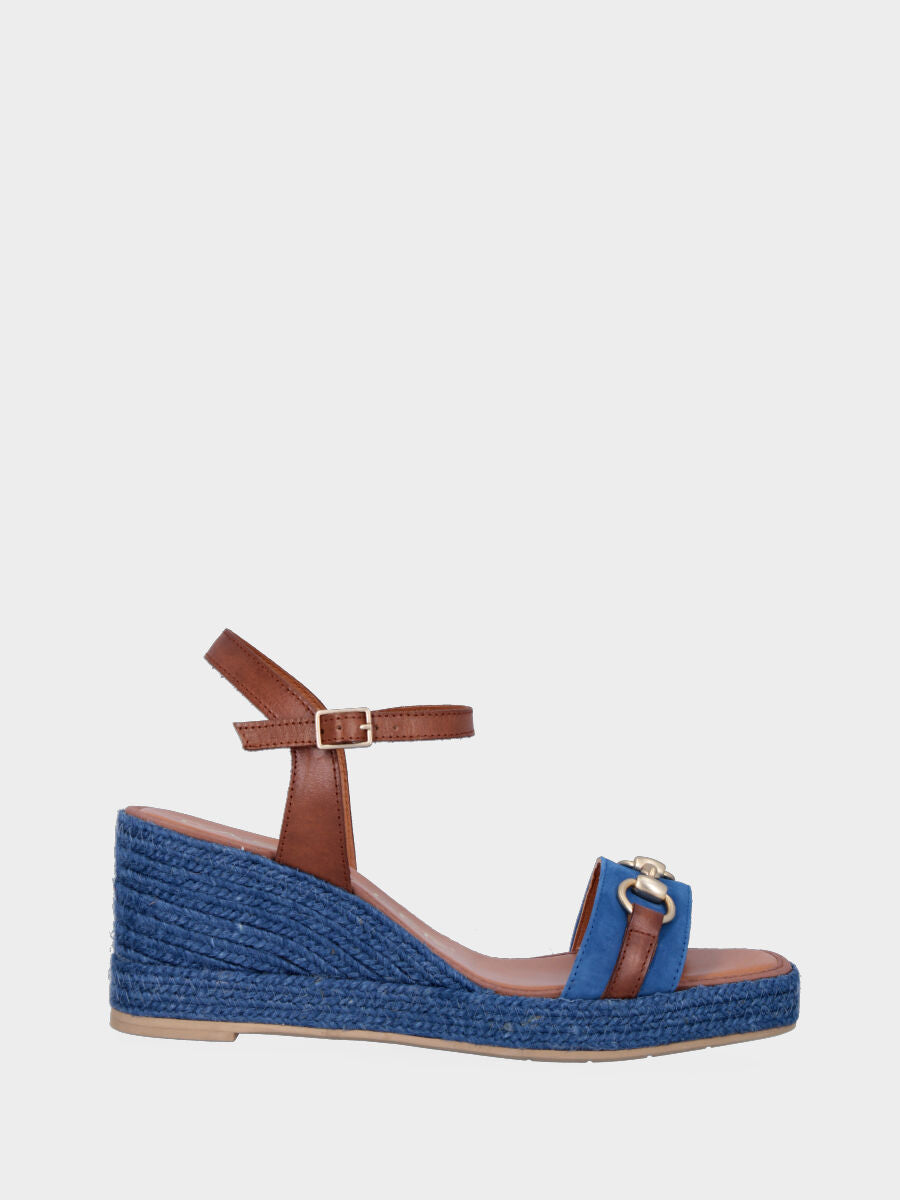 Sandalo blu e marrone in pelle con morsetto metallico e zeppa in corda